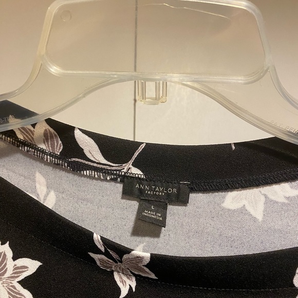 Large Ann Taylor Black Shell top. Grey/white flower pattern. 95% Poly 5% Spandex - Picture 3 of 4